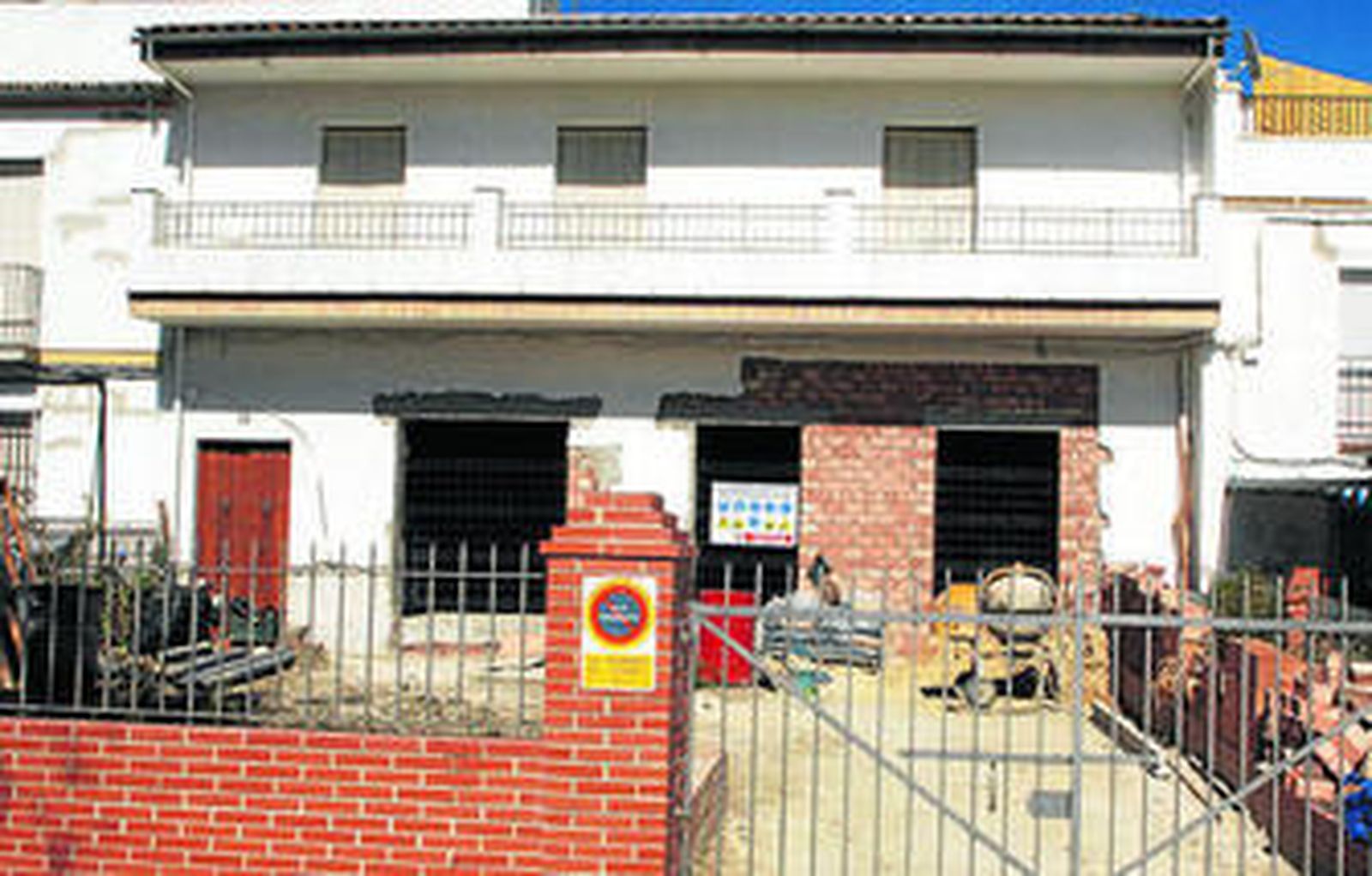 El trabajador herido trabajaba en las reformas de esta casa olvereña.