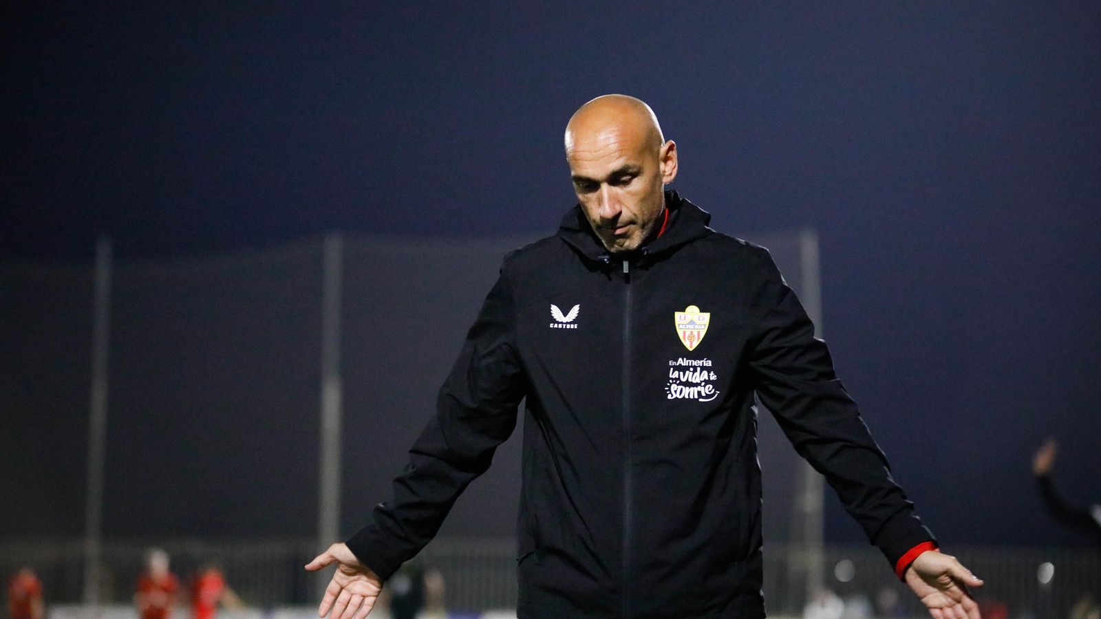 Zeus Carmona, técnico rojiblanco, se lamenta por una acción durante un momento del derbi contra La Cañada.