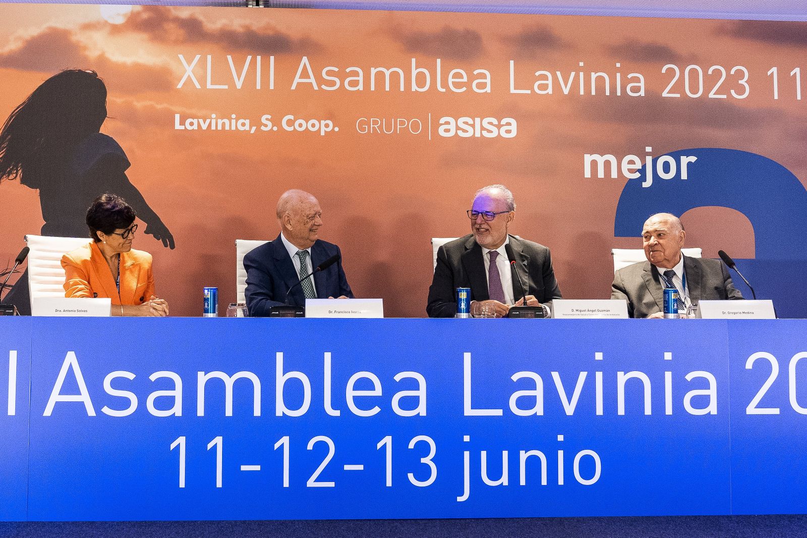 (De izqda. a dcha.): Dra. Antonia Solvas, secretaria del Consejo Rector de Lavinia S. Coop. y delegada de ASISA en Barcelona: Dr Francisco Ivorra, presidente del Grupo ASISA; Miguel Ángel Guzmán, viceconsejero de Salud y Consumo de la Junta de Andalucía; y Dr. Gregorio Medina, vicepresidente de Lavinia S. Coop. y delegado de ASISA en Sevilla, durante la apertura de la 47ª Asamblea General de la cooperativa.
