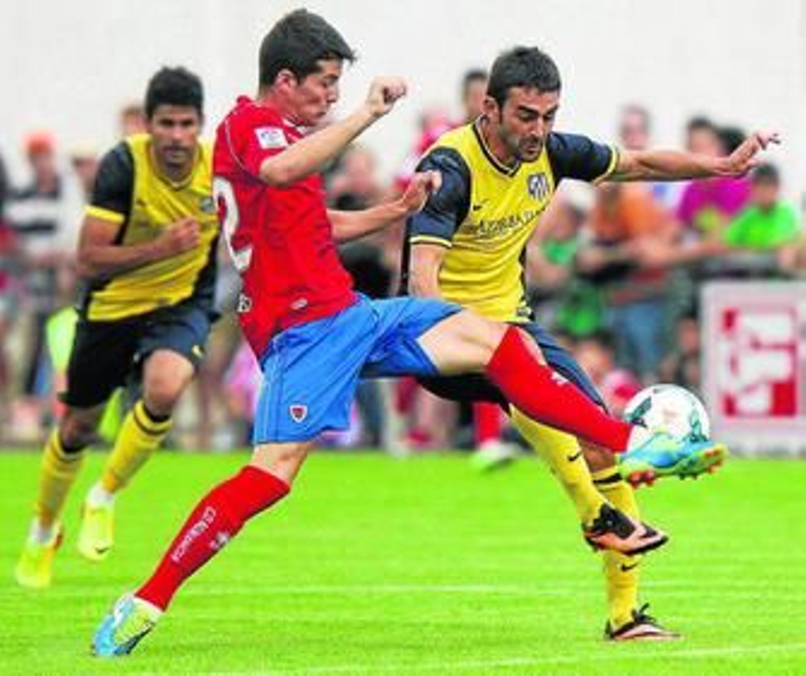El numantino Bonilla trata de cortar el avance del atlético Adrián López en un choque de pretemporada.