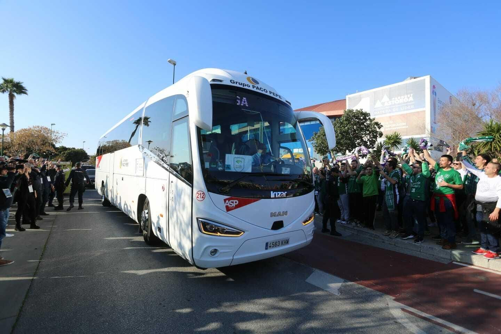 El recibimiento de la afición al Unicaja a su llegada al Martín Carpena para jugar la final de la Copa Del Rey