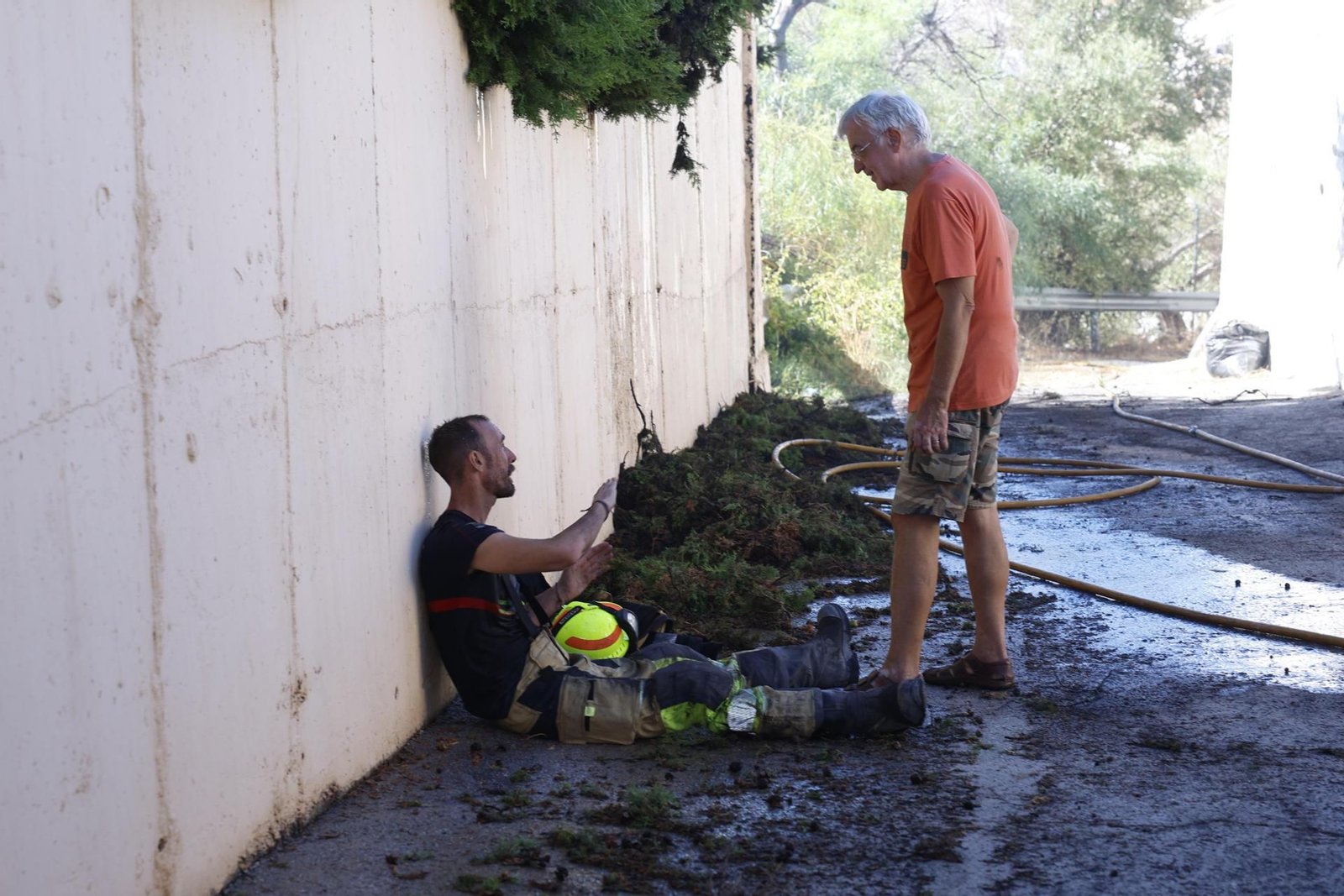 El incendio en Benalmádena que ha obligado a desalojar a un centenar de vecinos, en imágenes