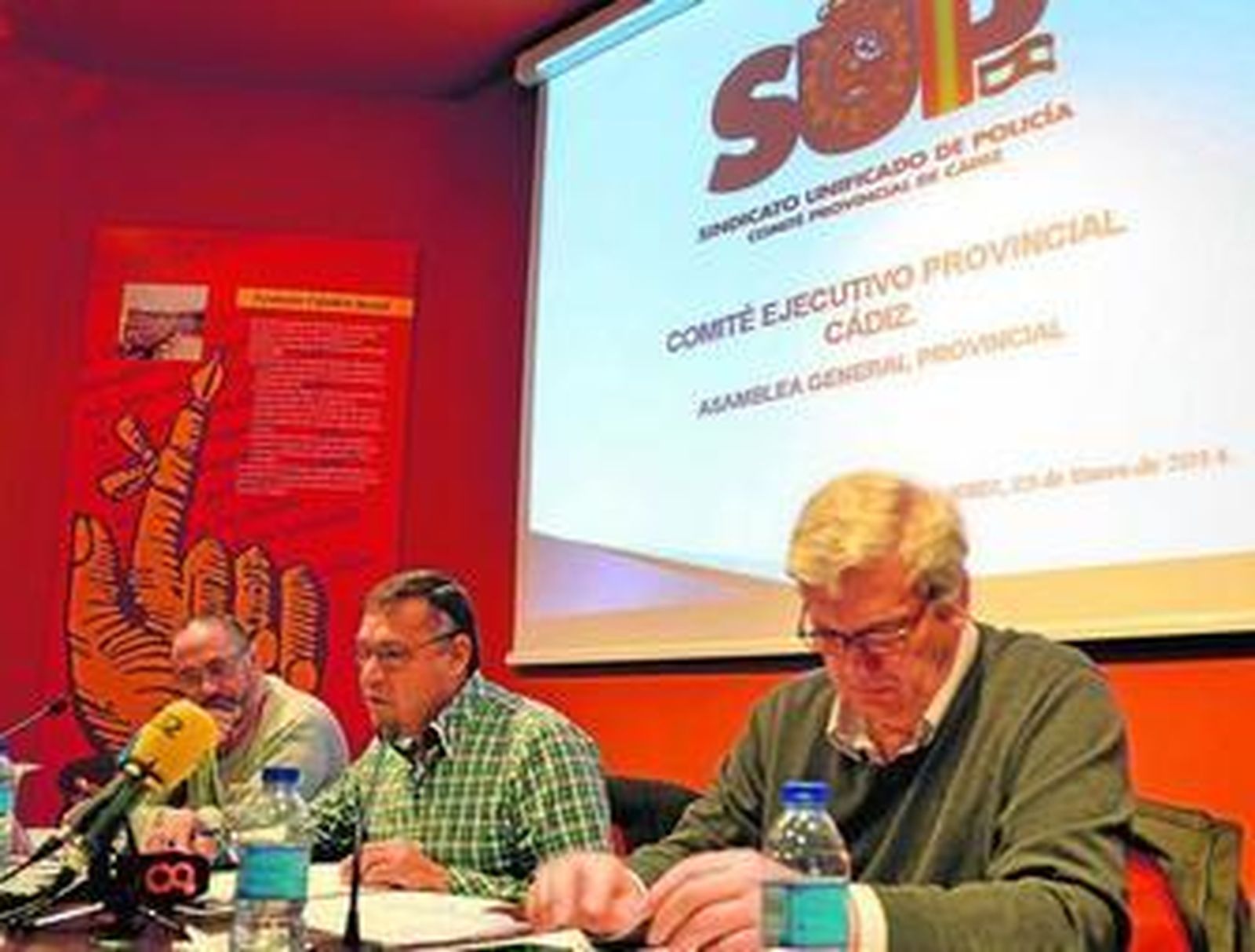 El secretario provincial del SUP, Francisco Camacho (centro), en plena intervención ayer en la 'Caballero Bonald'.
