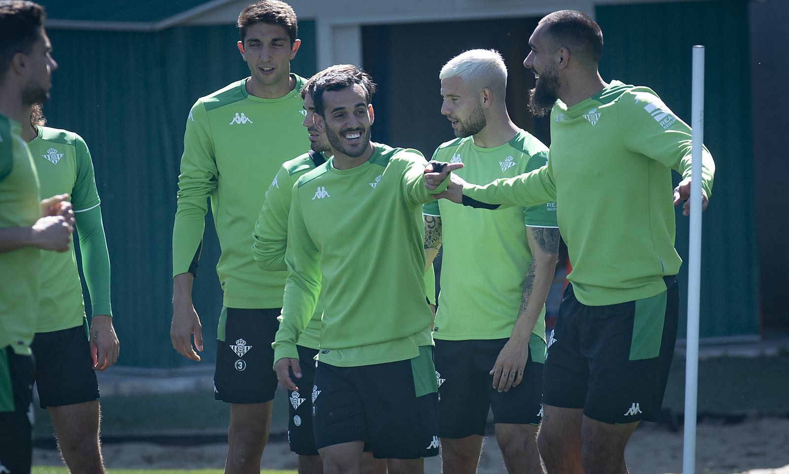 Borja Iglesias y Juanmi bromean en el entrenamiento del Betis.