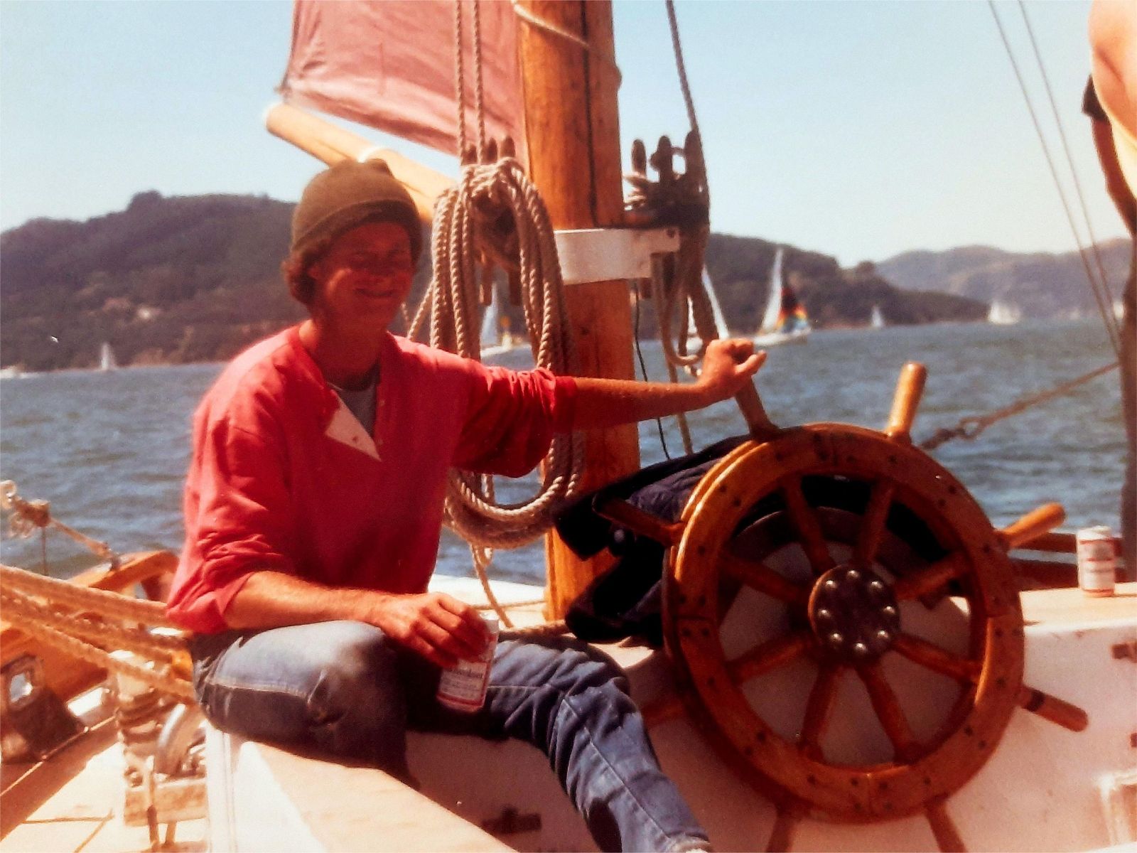 Adolfo Moreno con la isla de Alcatraz al fondo.
