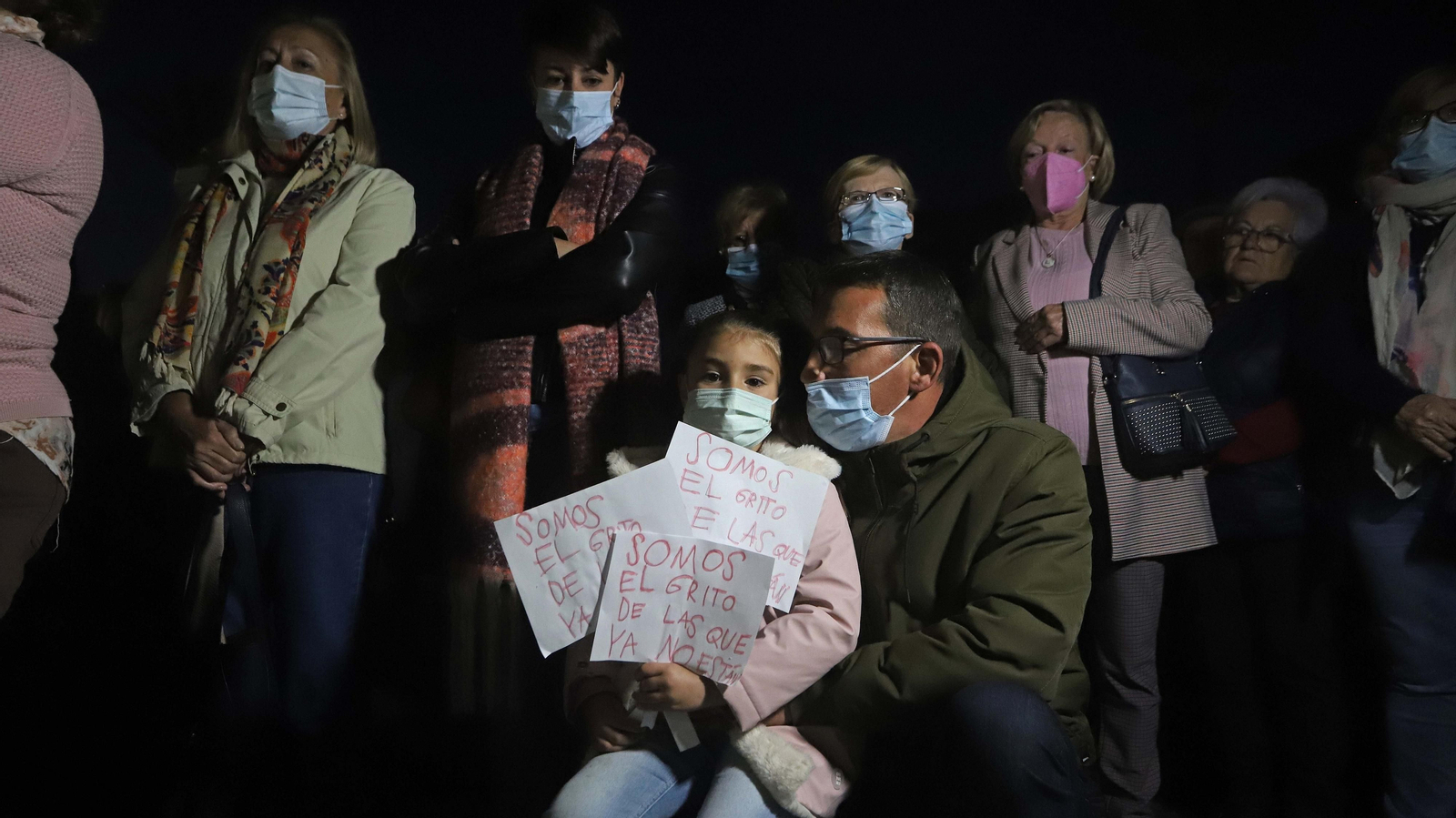 Fotos de la concentración por el asesinato de María Isabel en San Roque