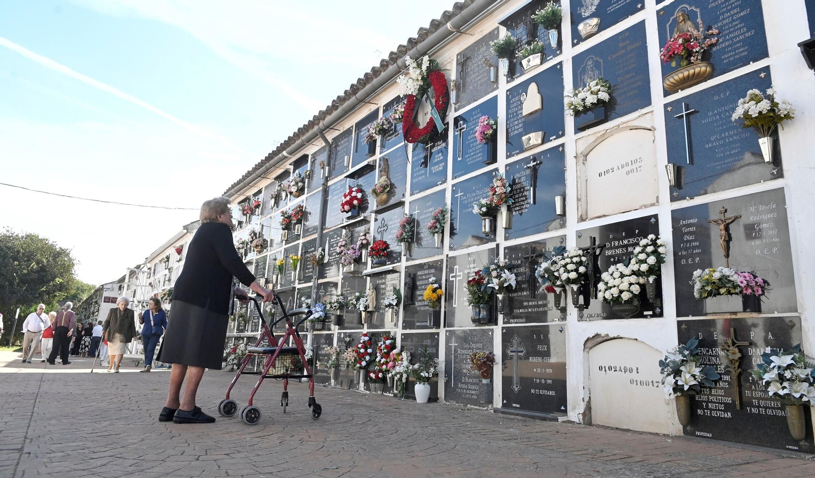 Las imágenes del Día de los Santos en los cementerios de Córdoba