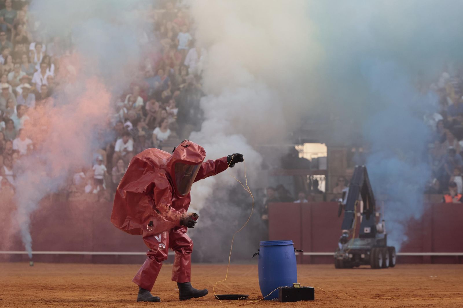 Las imágenes de la espectacular exhibición de la Policía Nacional en la Maestranza