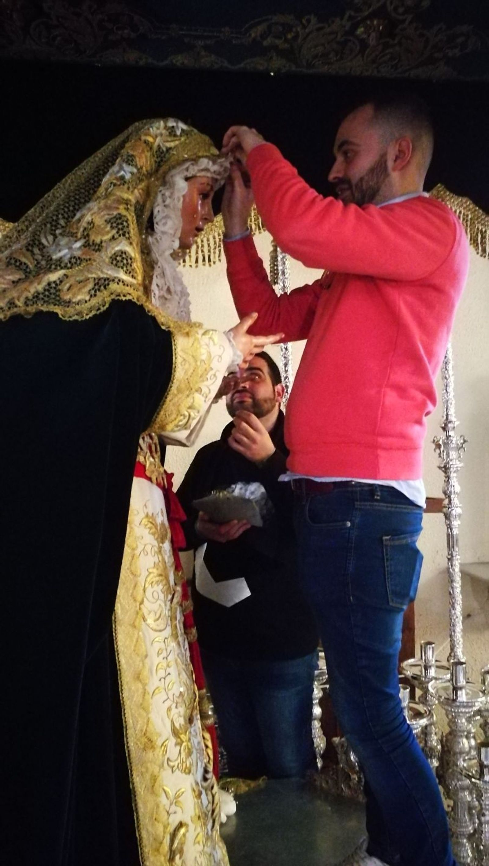 La Virgen del Primer Dolor, que procesionó ayer, fue ataviada por Álvaro Abril.