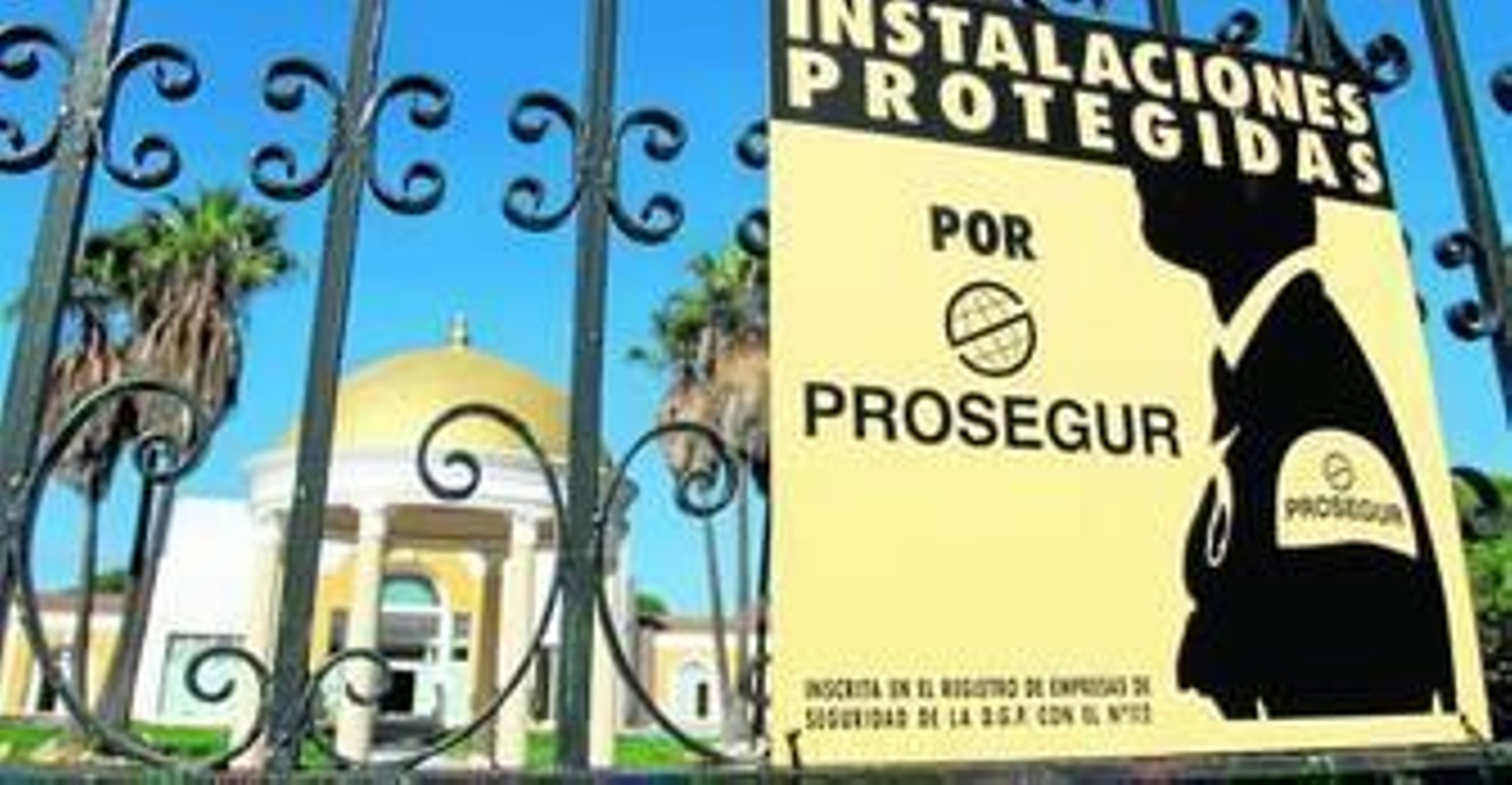 Tras las rejas, la fachada del antiguo local de El Paraíso de La Dehesa, en una imagen tomada ayer.