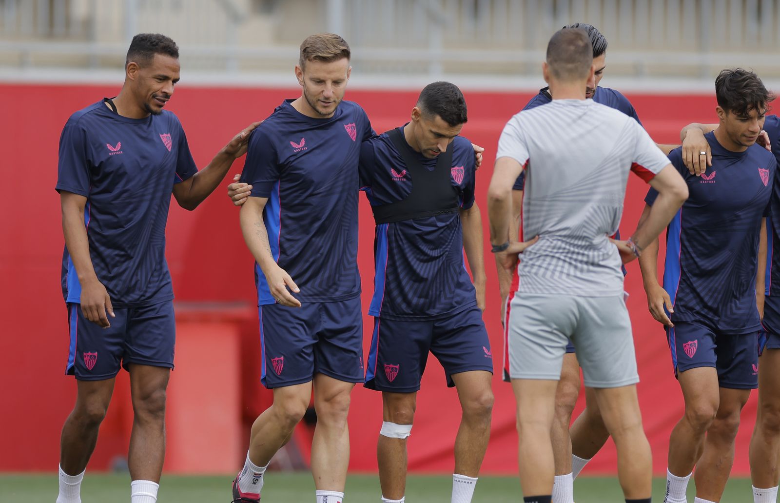 Fernando, Rakitic y Jesús Navas, durante un entrenamiento.