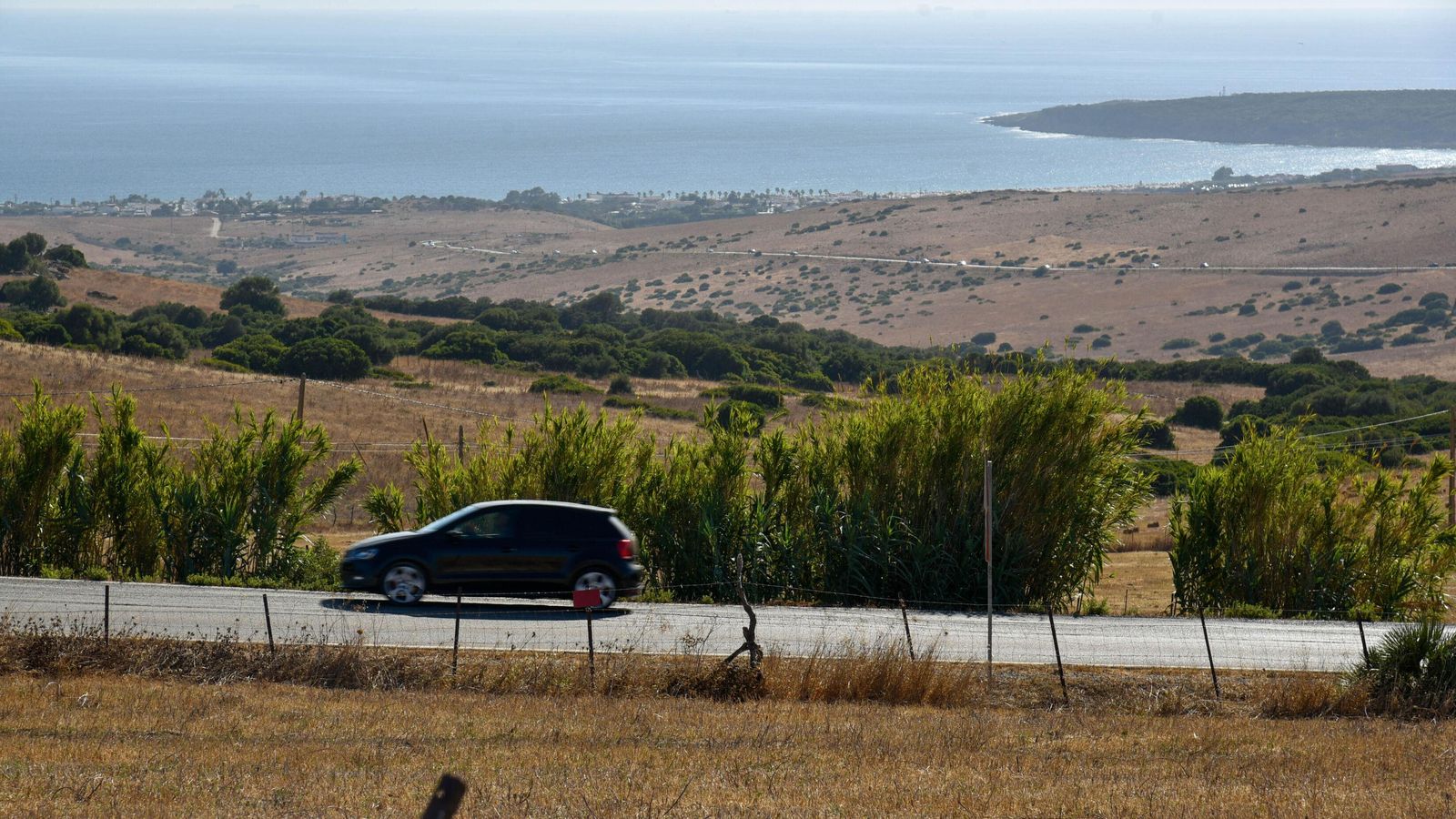 Vistas sobre la playa de Bolonia y la CA-8202 Vistas sobre la playa de Bolonia y la CA-8202