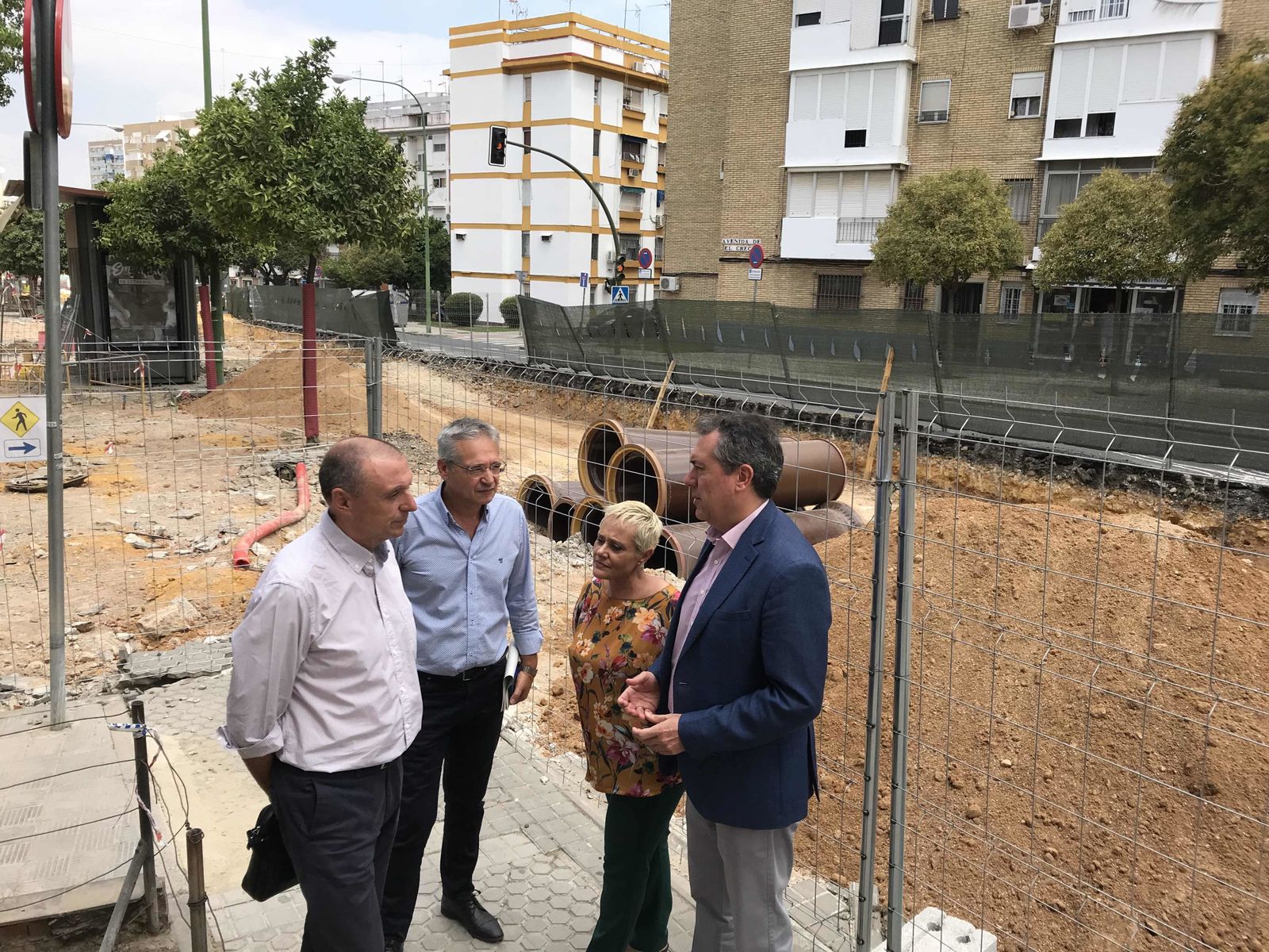 Juan Espadas e Inmaculada Acevedo visitan las obras en la Avenida del Greco junto a Jaime Palop (Emasesa) y otros responsables de los trabajos.