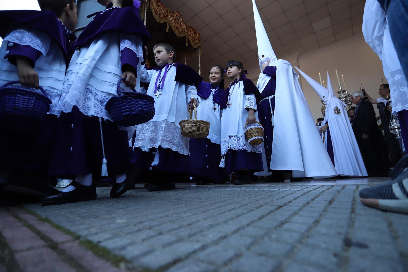 Imágenes del recorrido de la Hermandad del Cristo Cautivo de Huelva
