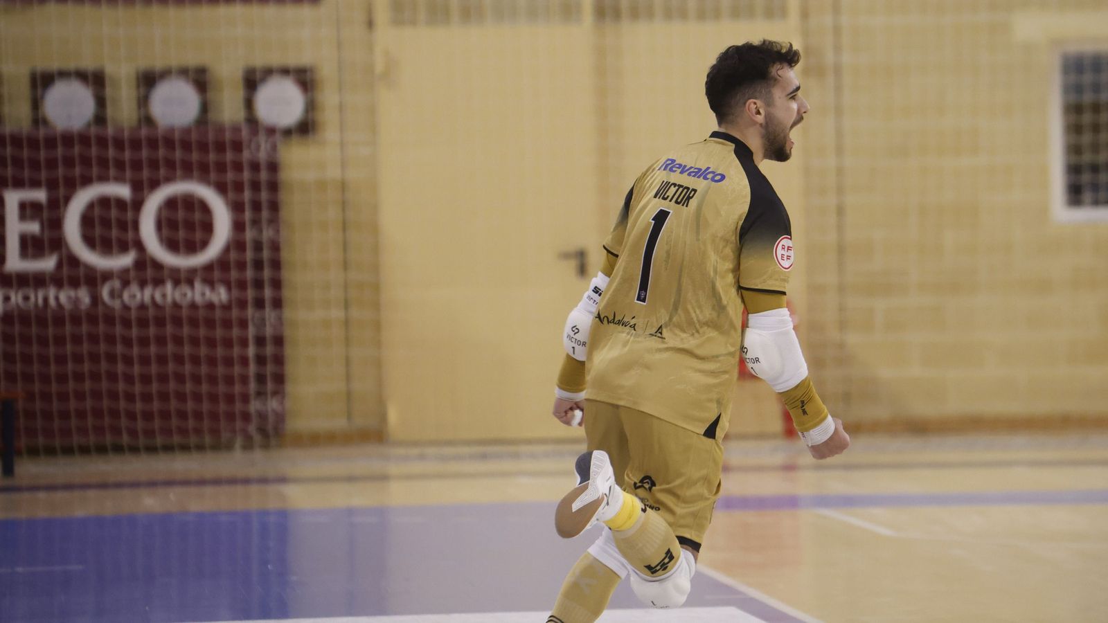 Víctor celebra su gol en el Córdoba Patrimonio - Alzira.