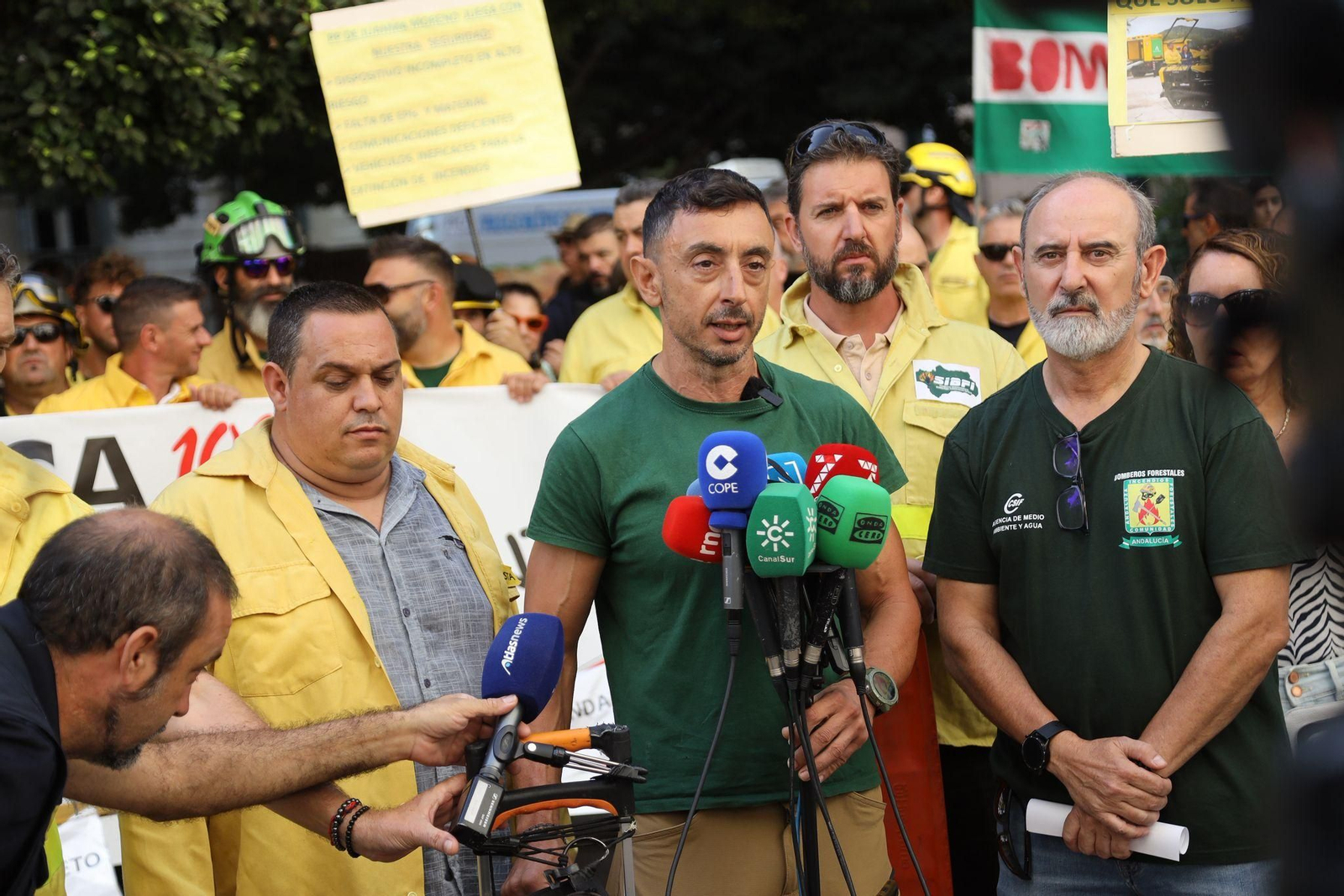 La protesta de los bomberos forestales del Infoca en Málaga, en imágenes