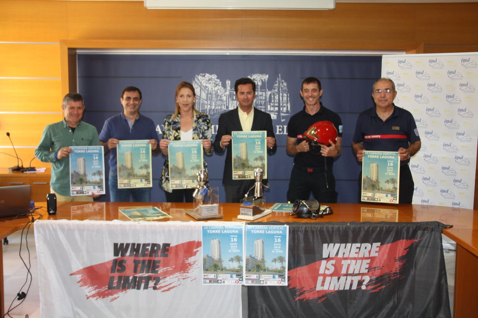 El alcalde, la edil de Deportes, el Jefe de Bomberos y responsables de la organización de la Carrera Vertical.