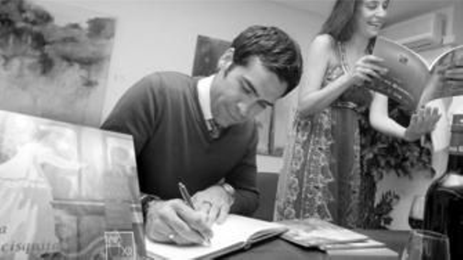 El tenor jerezano Ismael Jordi firma en el libro de honor de Diario de Jerez, junto a la soprano María Rey-Joly, tras el acto de presentación del programa, ayer.