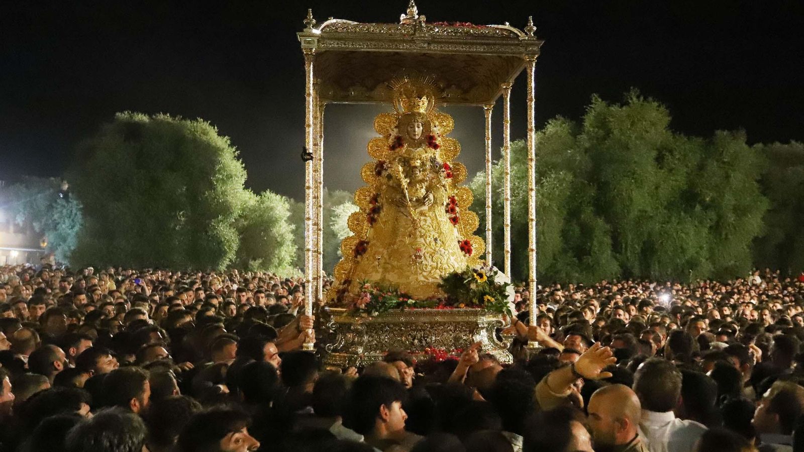 La Virgen del Rocío en procesión por la aldea durante su Romería