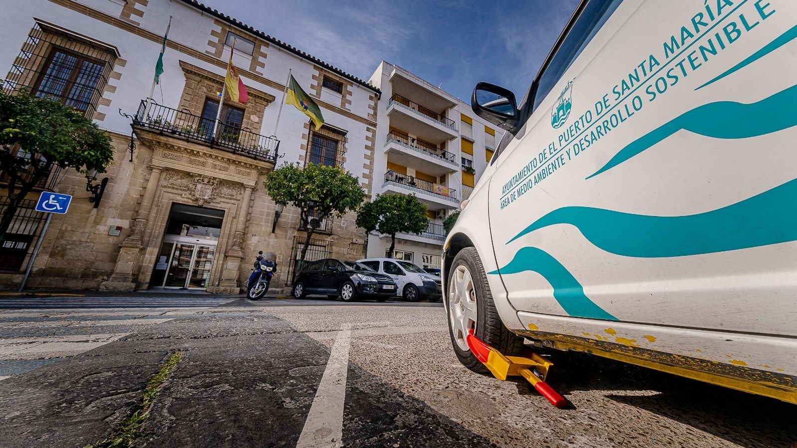 Un vehículo de Medio Ambiente, inmovilizado con el cepo en la Plaza del Polvorista.
