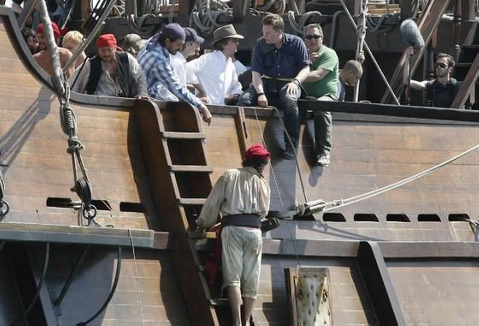 El rodaje del anuncio que el oscarizado Tom Hooper prepara para la marca de ron Capitán Morgan vuelve a Puerto Sherry. 

Foto: Fito Carreto