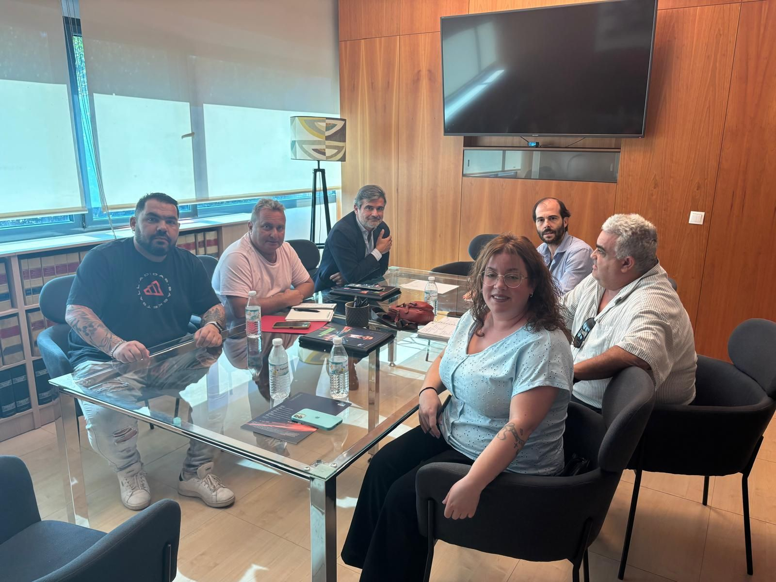 Francisco Arroyo, socio de RSM y representante de los dueños de La Cartuja Pickman, con el comité de empresa de la fábrica