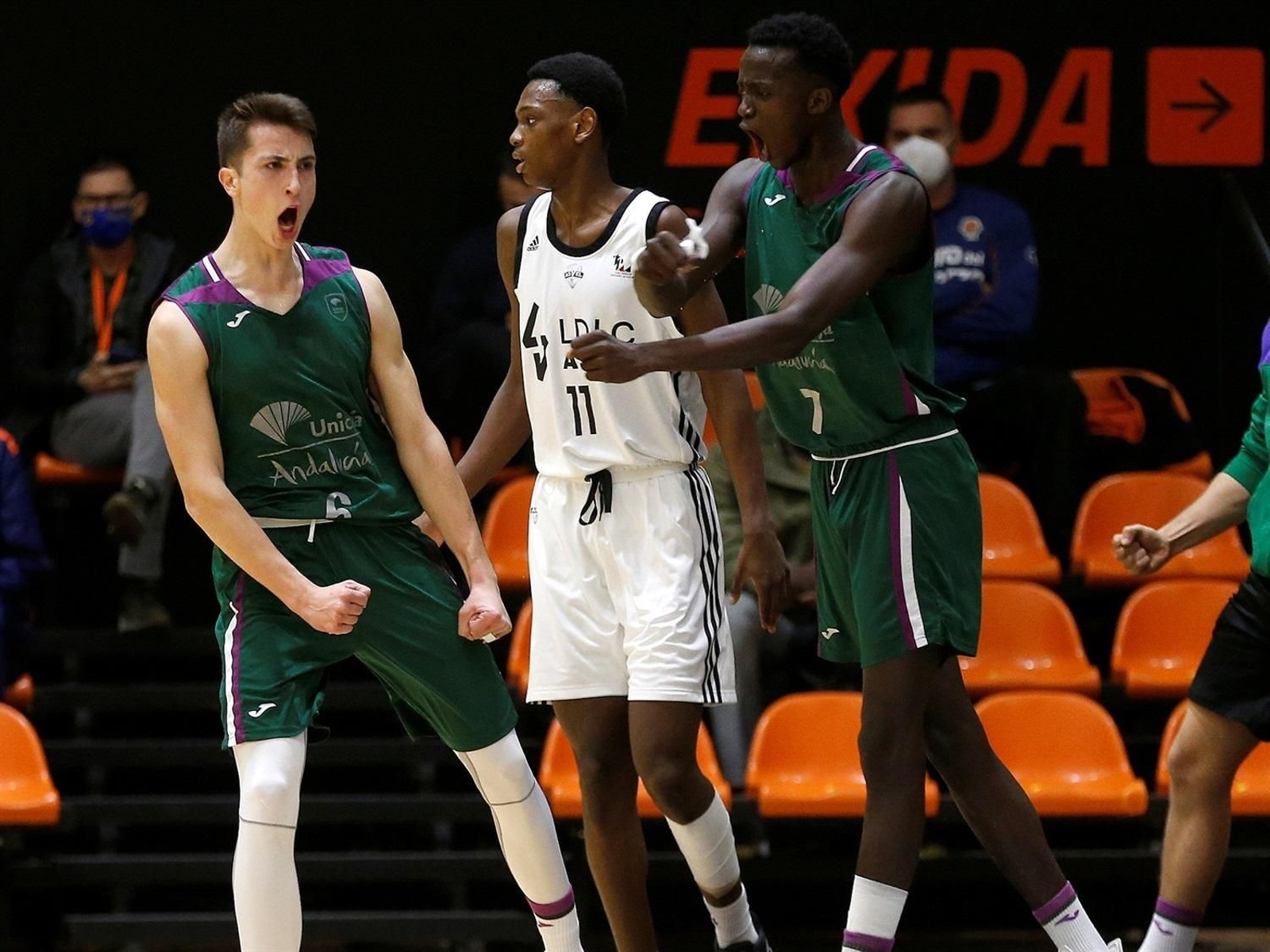 Rafa Santos y Pierre Sené celebran una canasta en el Next Generation de la Euroliga.