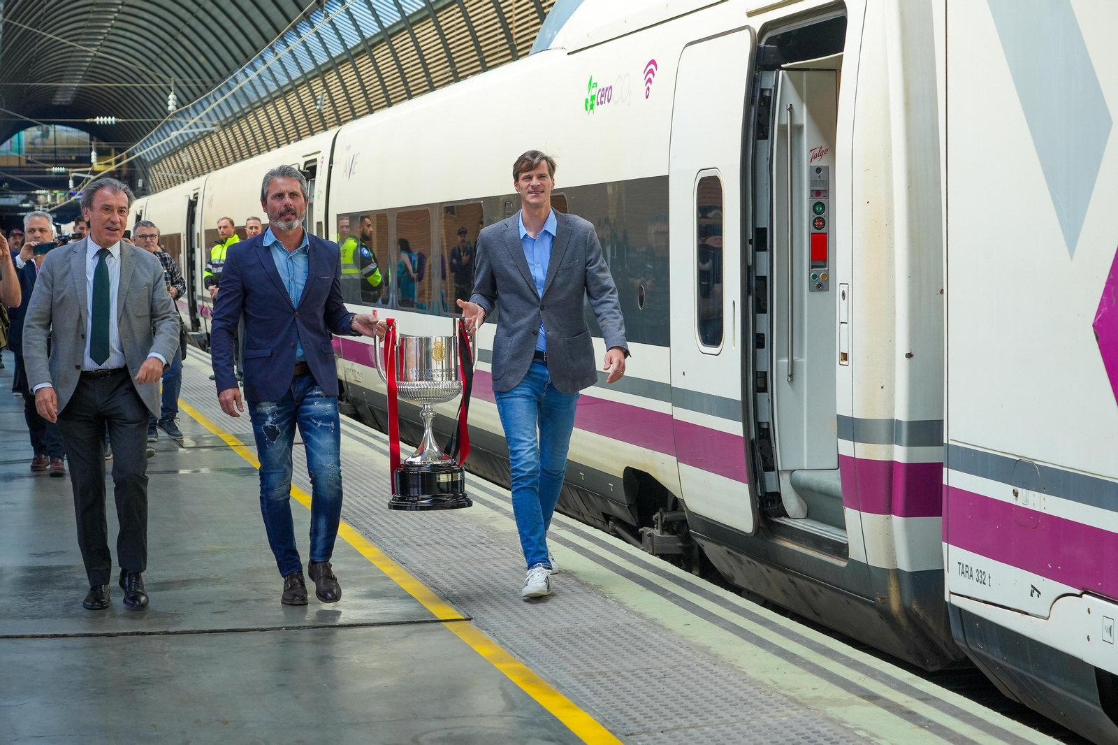 Las fotos de la llegada de la Copa a Sevilla