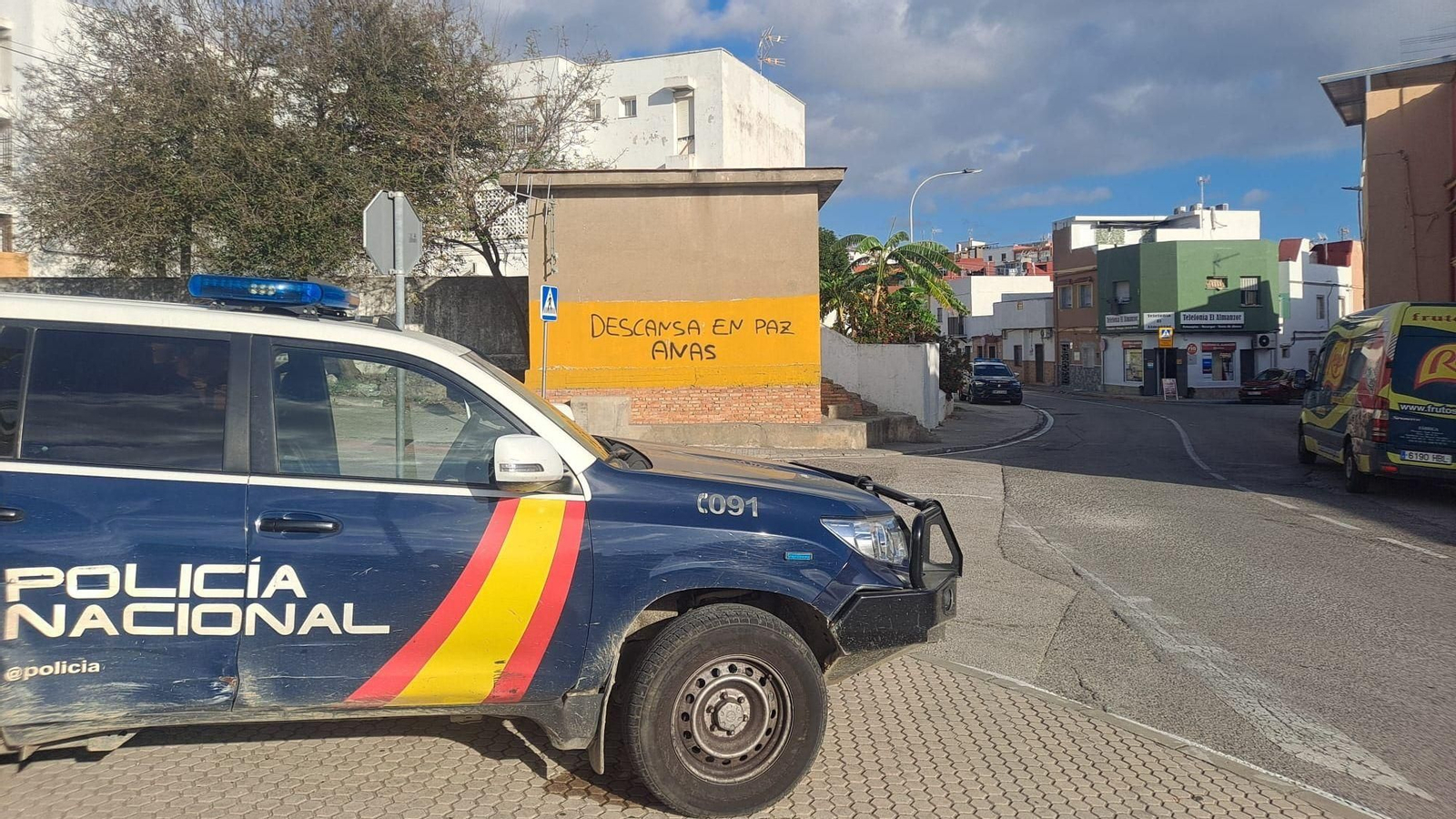 Un vehículo de la Policía Nacional en la barriada del Saladillo.