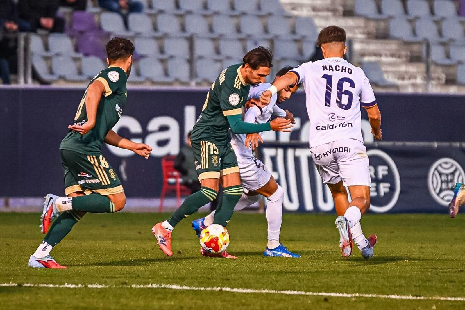 Pugna entre Álex Bernal y un jugador del Real Jaén.