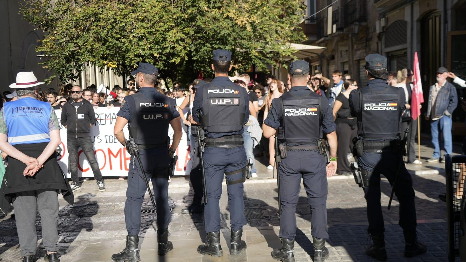 Efectivos de la Policía Nacional en la Plaza de la Universidad.