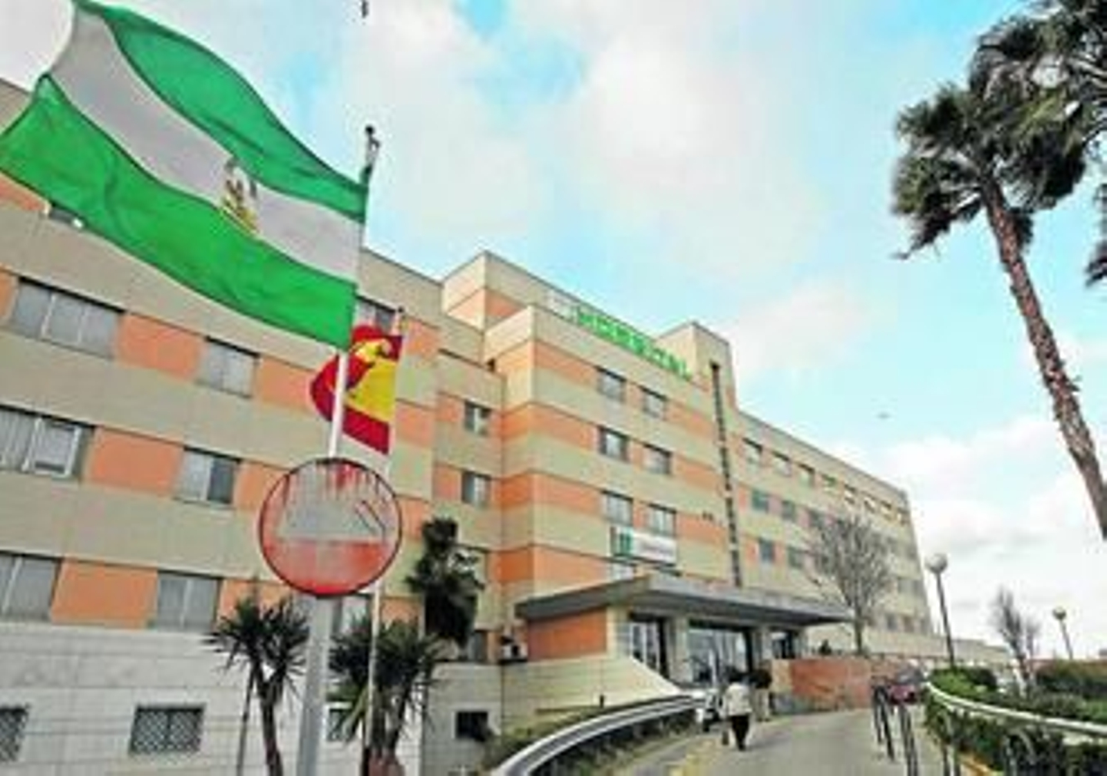 Fachada principal del hospital de La Línea, en una imagen reciente.