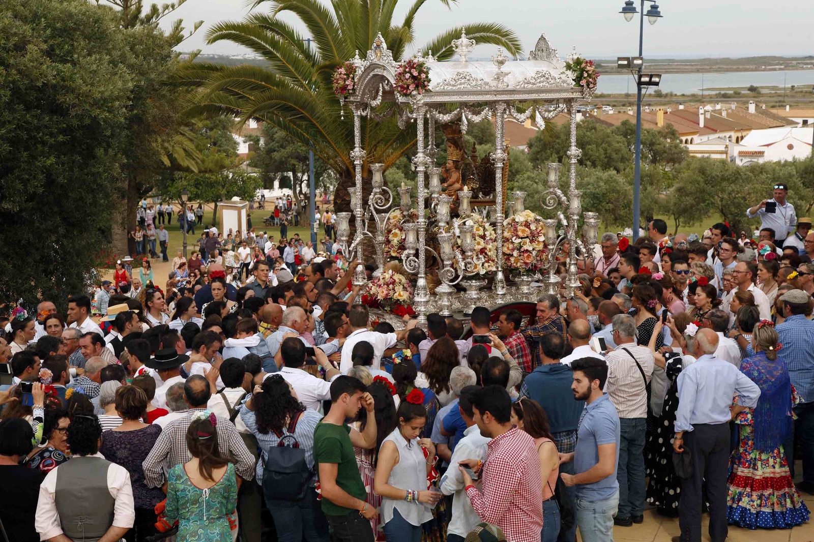 Las imágenes de la procesión de la Virgen de la Bella por el recinto romero de El Terrón