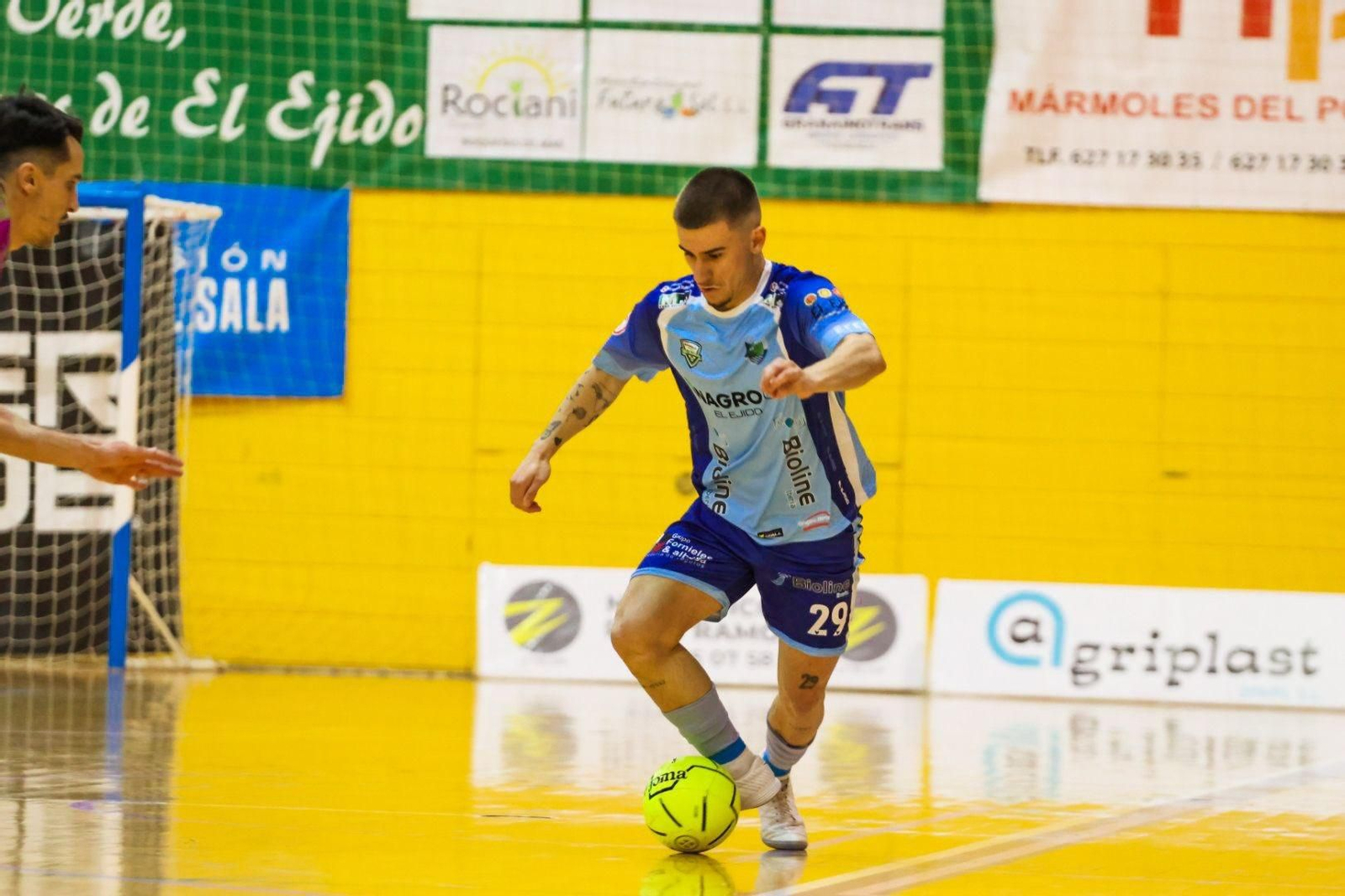 Isma Vacas conduce el balón durante un encuentro de los celestes de esta temporada.