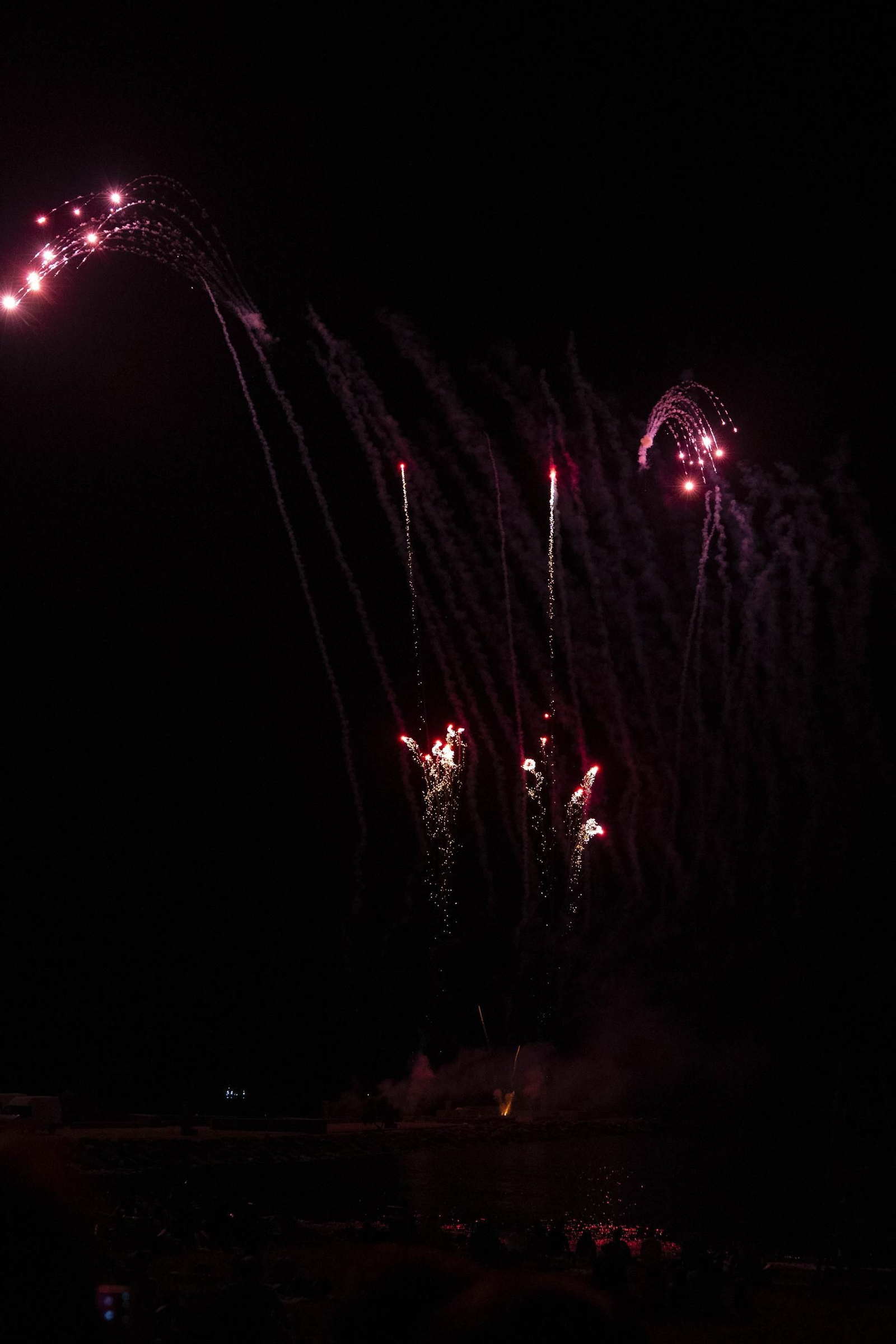 Las mejores imágenes del espectáculo piromusical que da cierre a la feria de Almería