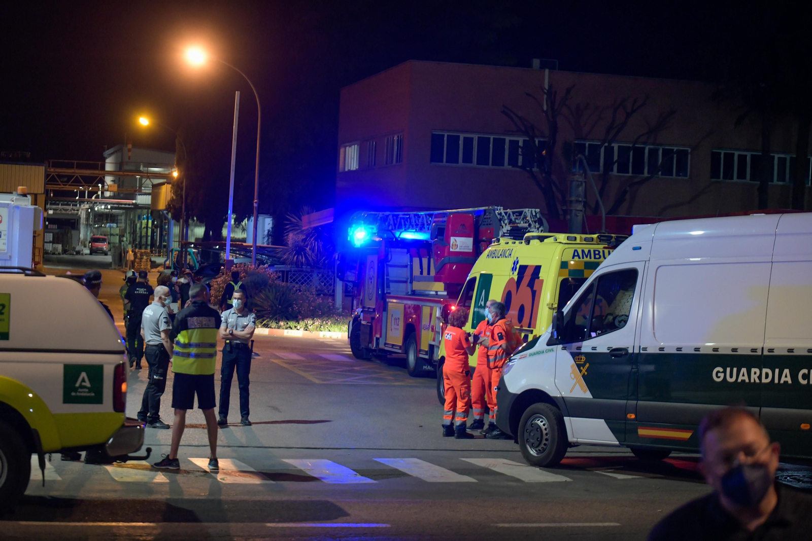 La deflagración registrada en una fábrica de perfumes de Armilla, en imágenes