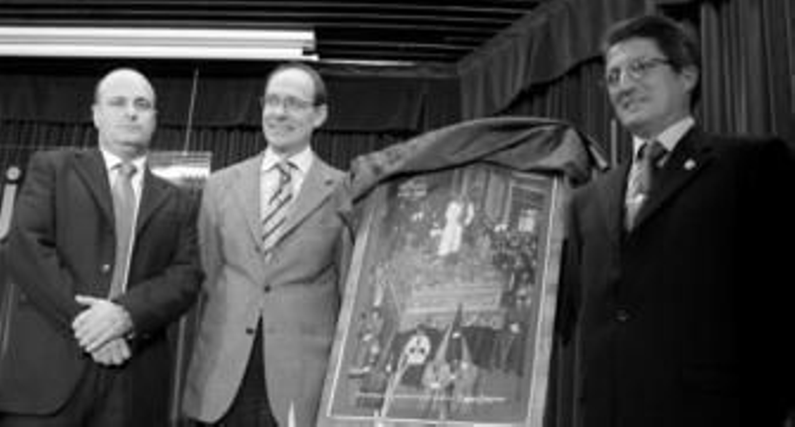Ramón Fernández Beviá, José Juan Díaz Trillo y Manuel Palacios junto al cartel anunciador del 90 aniversario de Pasión.