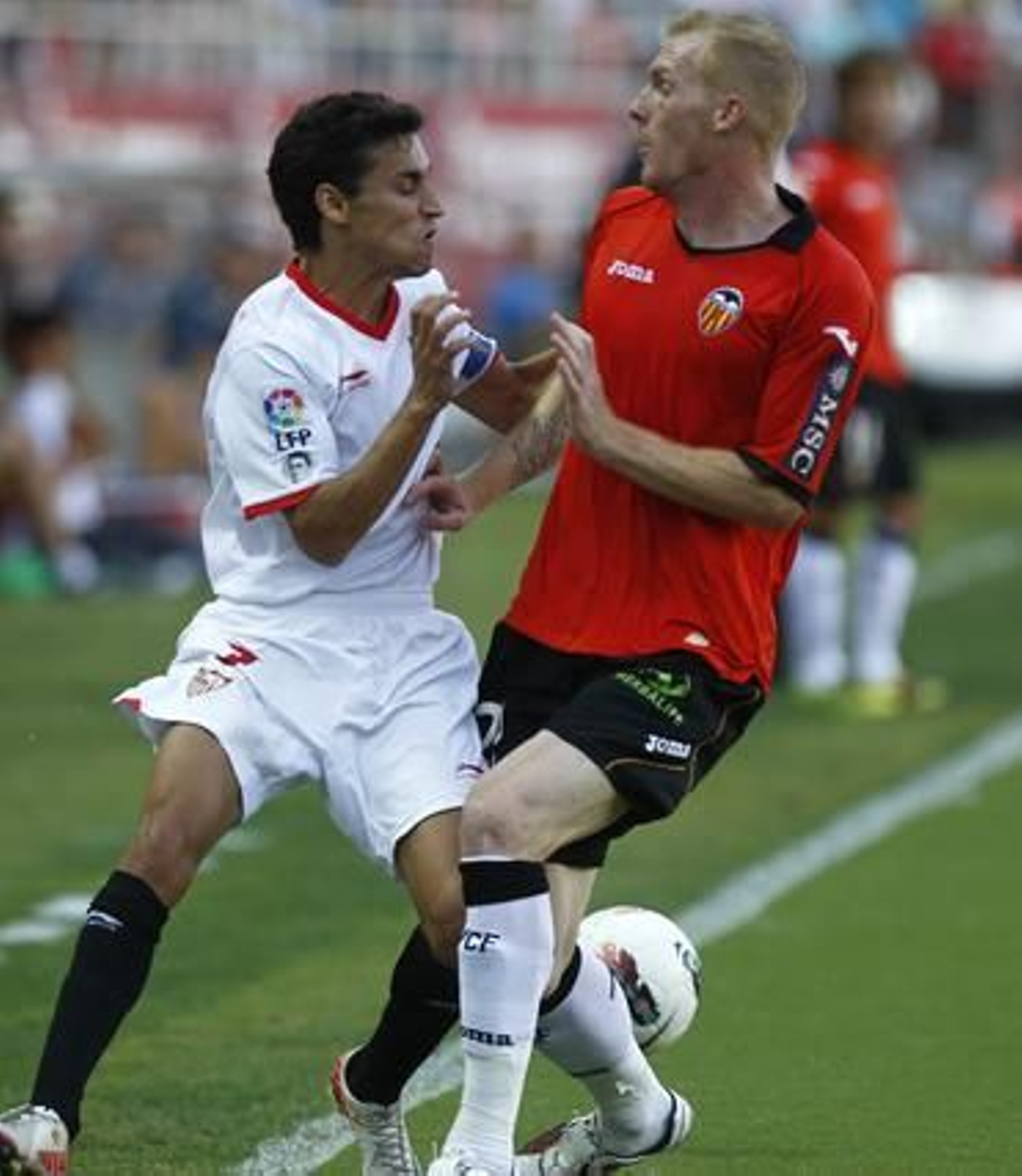 El Sevilla vence al Valencia en casa pese a jugar más de 20 minutos con nueve jugadores (1-0). / Antonio Pizarro