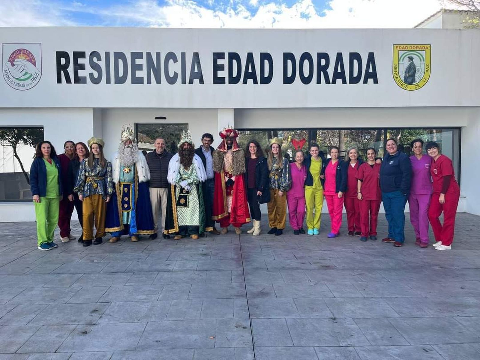 Sus Majestades han visitado las residencias de personas mayores de Medina Sidonia.