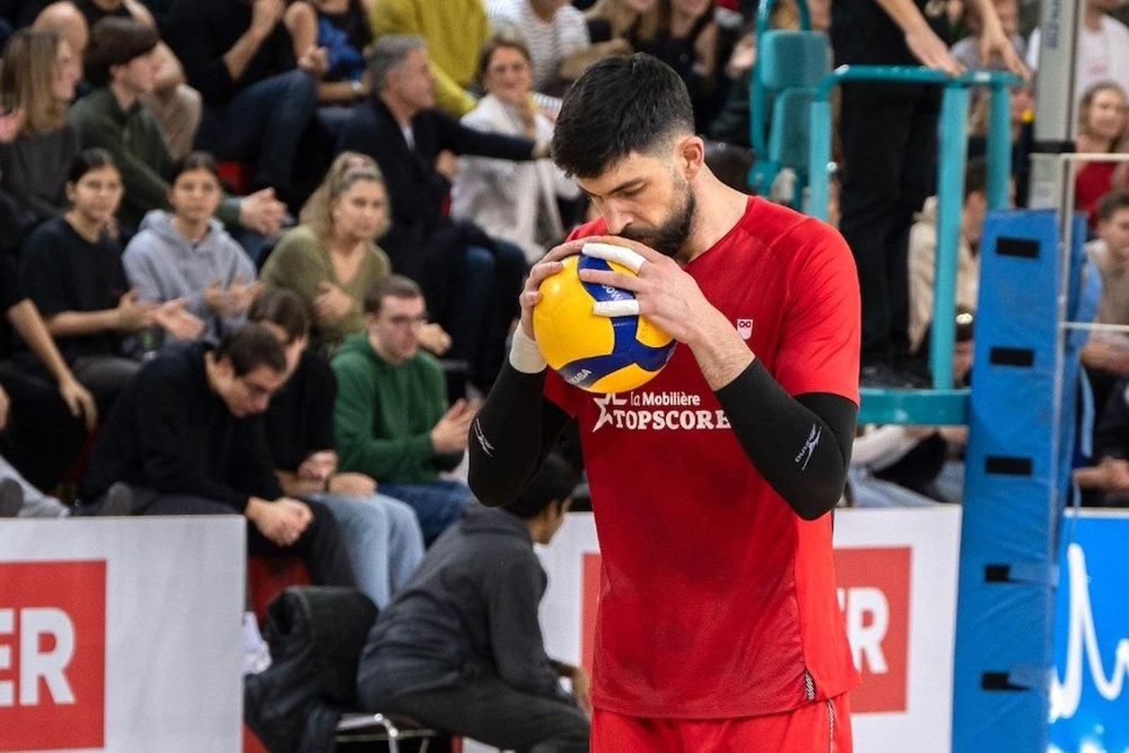 Ángel Rodríguez besando la pelota en un encuentro.