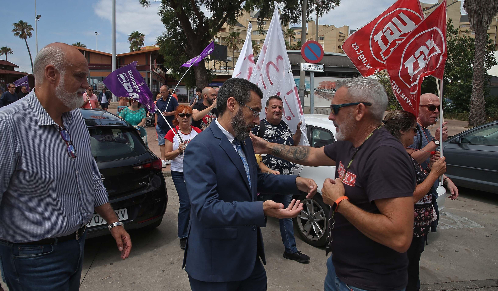 La manifestación de la plantilla de la residencia de Tiempo Libre de La Línea, en imágenes