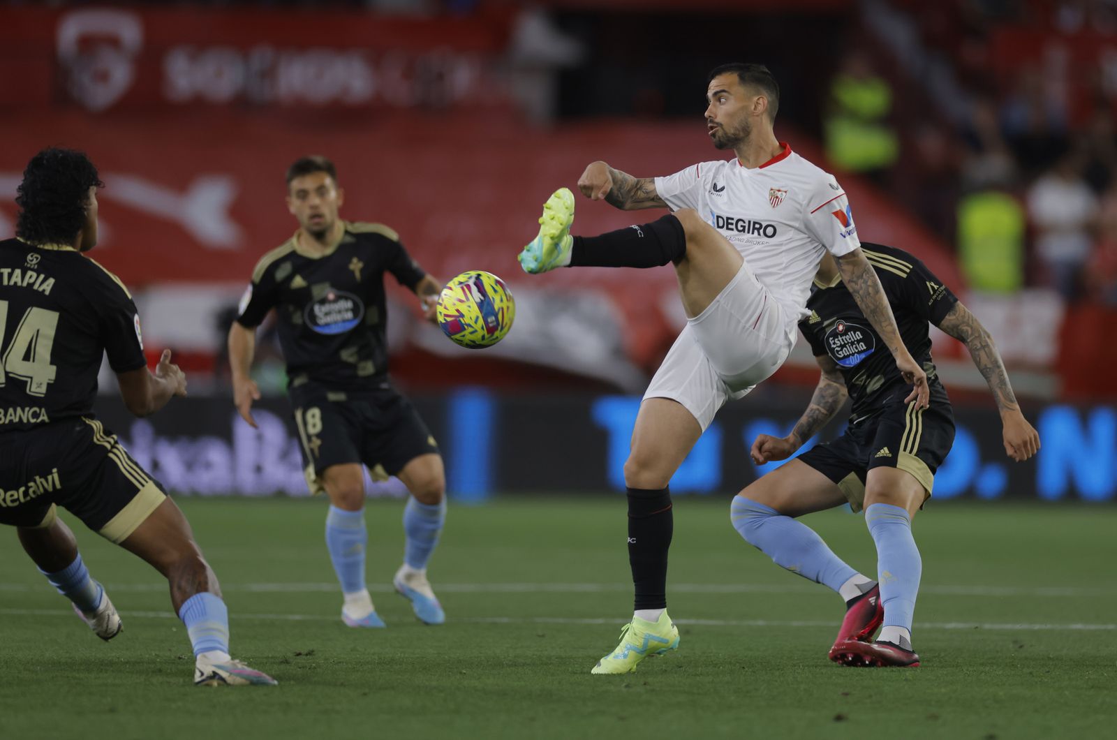 Suso trata de conectar con un compañero presionado por varios futbolistas.