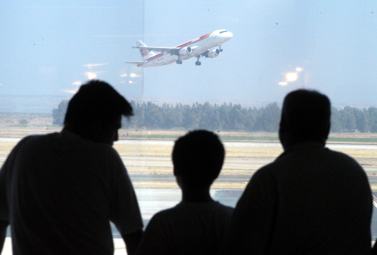 Un avión despega de las pistas de San Pablo.