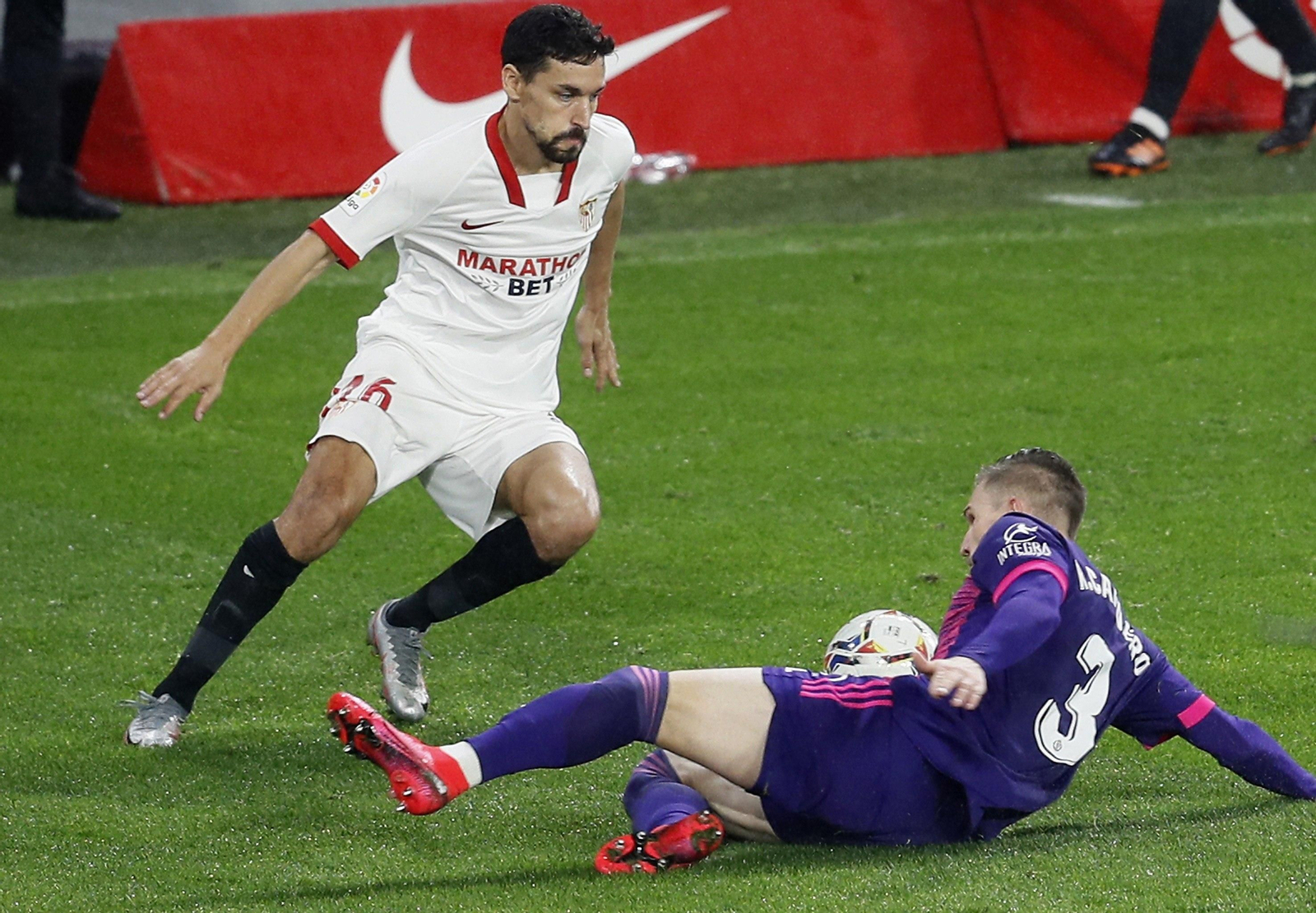 Jesús Navas trata de regatear al goleador pucelano Raúl García.