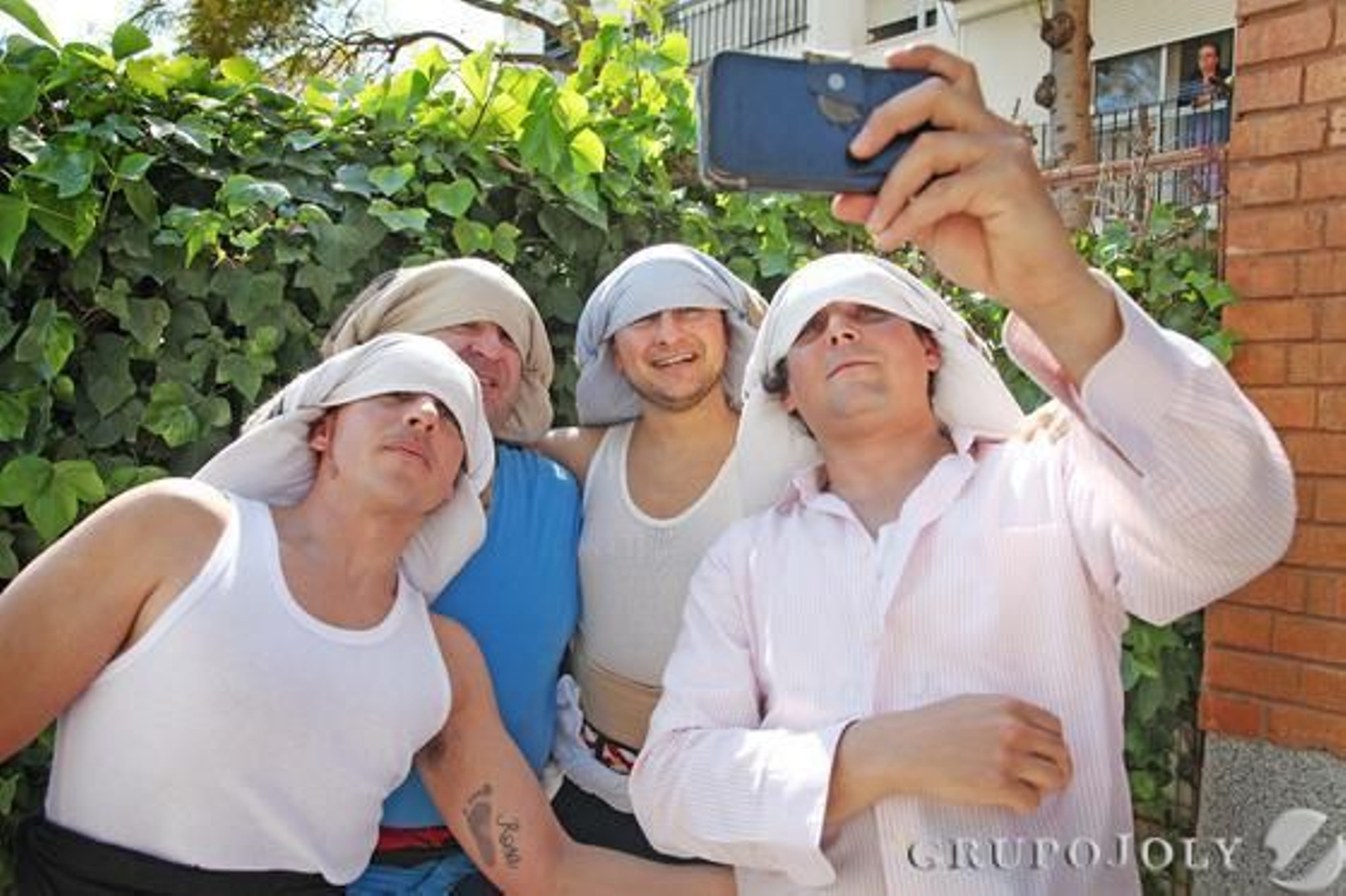 Antes de la salida siempre hay tiempo para un selfie de marcado estilo costalero, como hacen estos hermanos de La Clemencia.

Foto: Vanesa Lobo