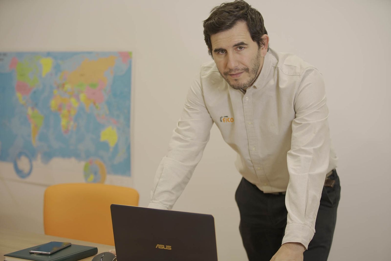 Antonio Ferriz, en su oficina desde donde trabaja con diferentes países de todo el mundo.