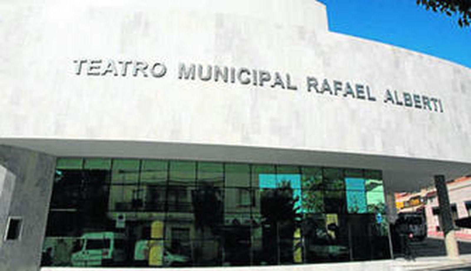 Imagen de la fachada del teatro, antes y después.