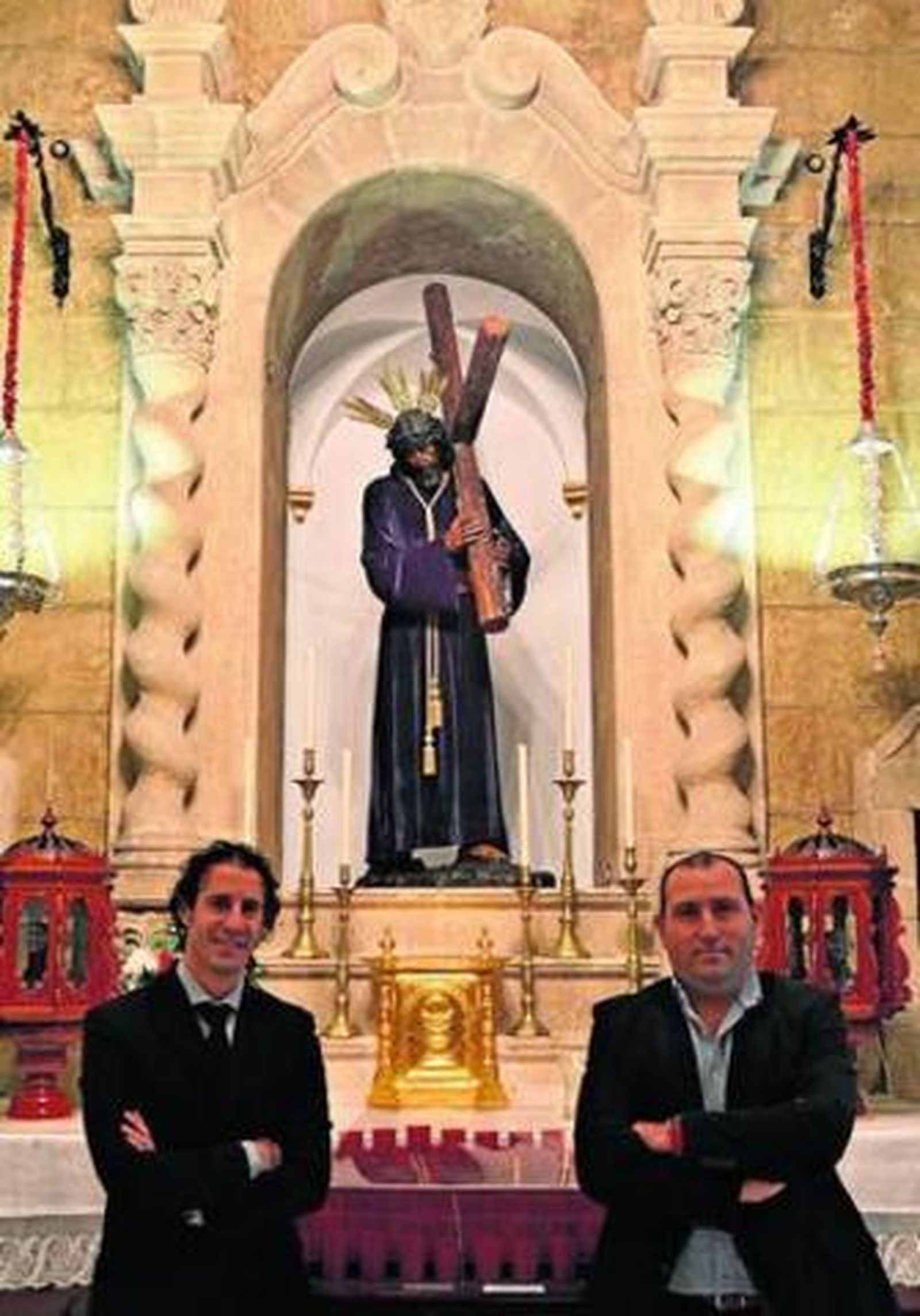 José Juan Ramos y Manuel Santana, ante el Cristo del Nazareno de la Villa
