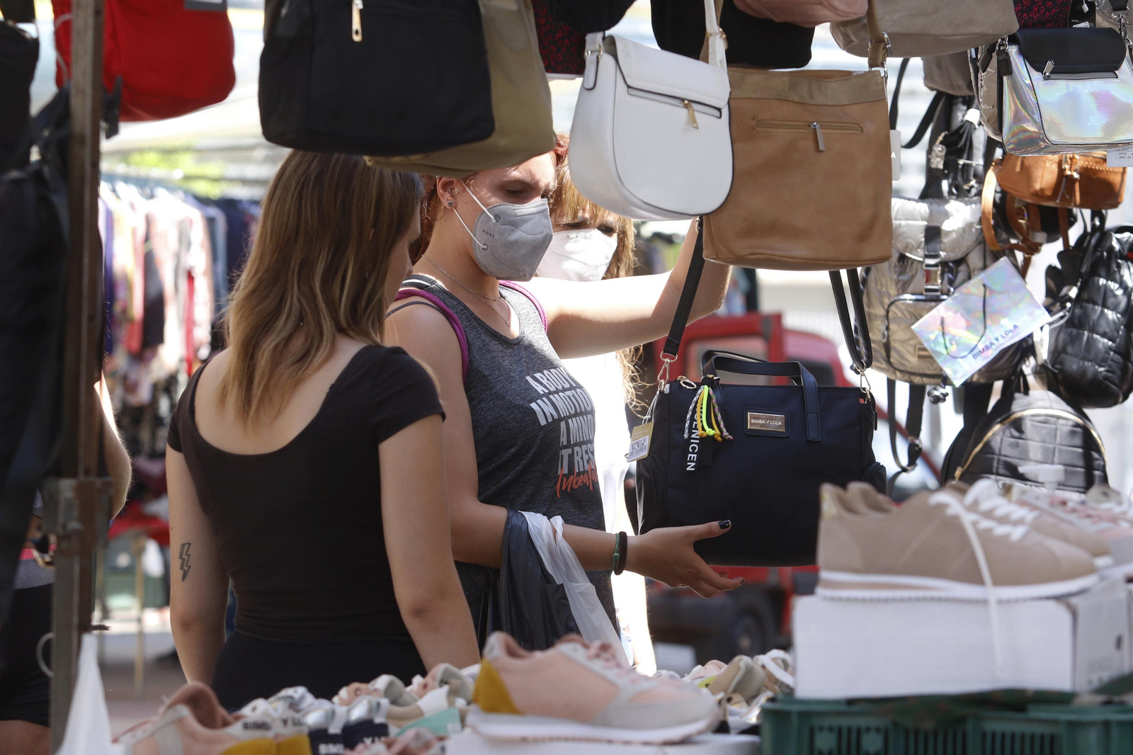 El regreso de los mercadillos de Córdoba tras la crisis del coronavirus, en fotos