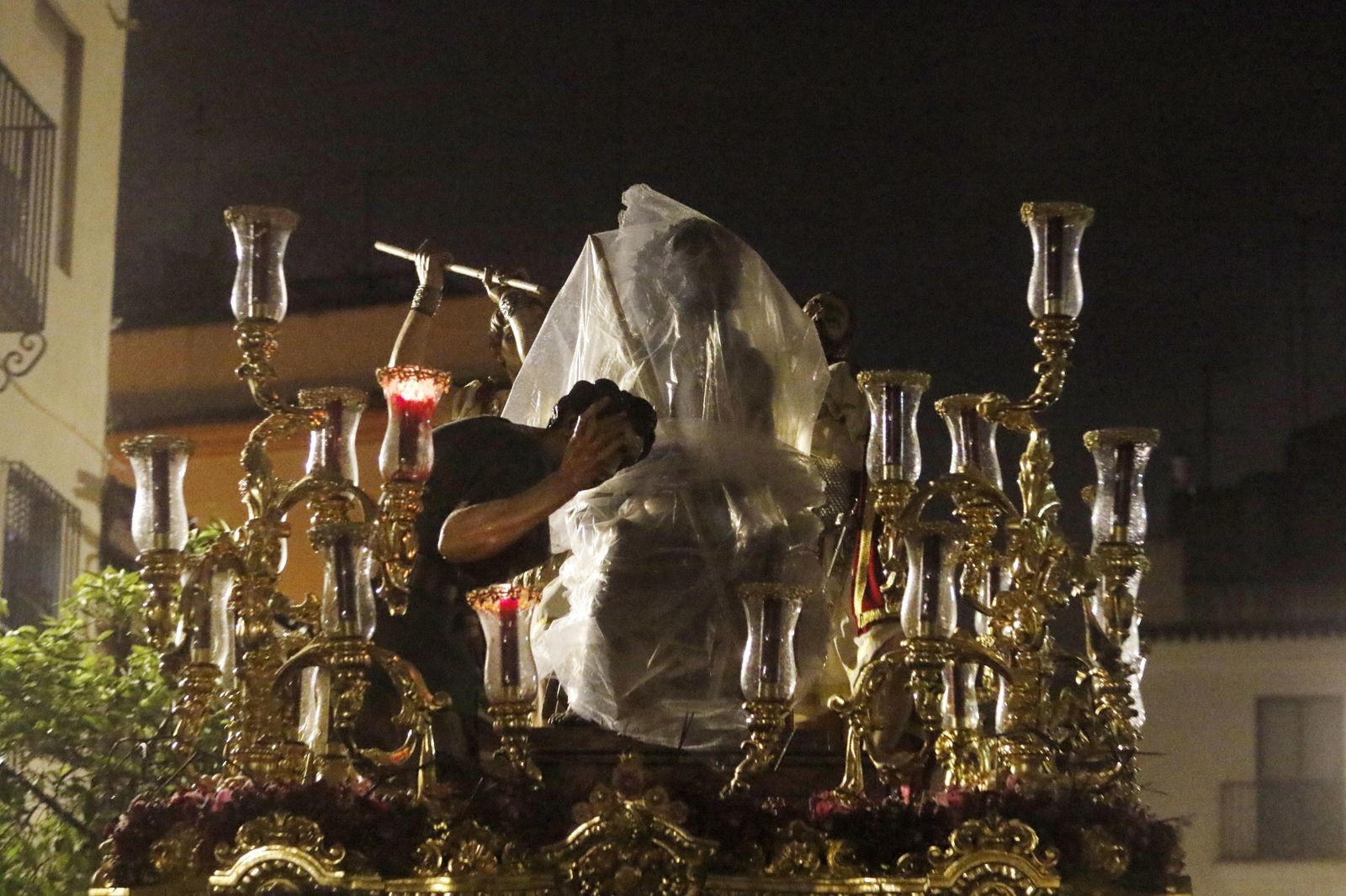 El Señor de la Merced cubierto por plásticos por San Pablo.